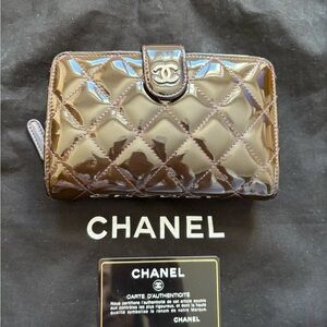 100% AUTHENTIC Chanel patent leather bifold wallet coin card Purple